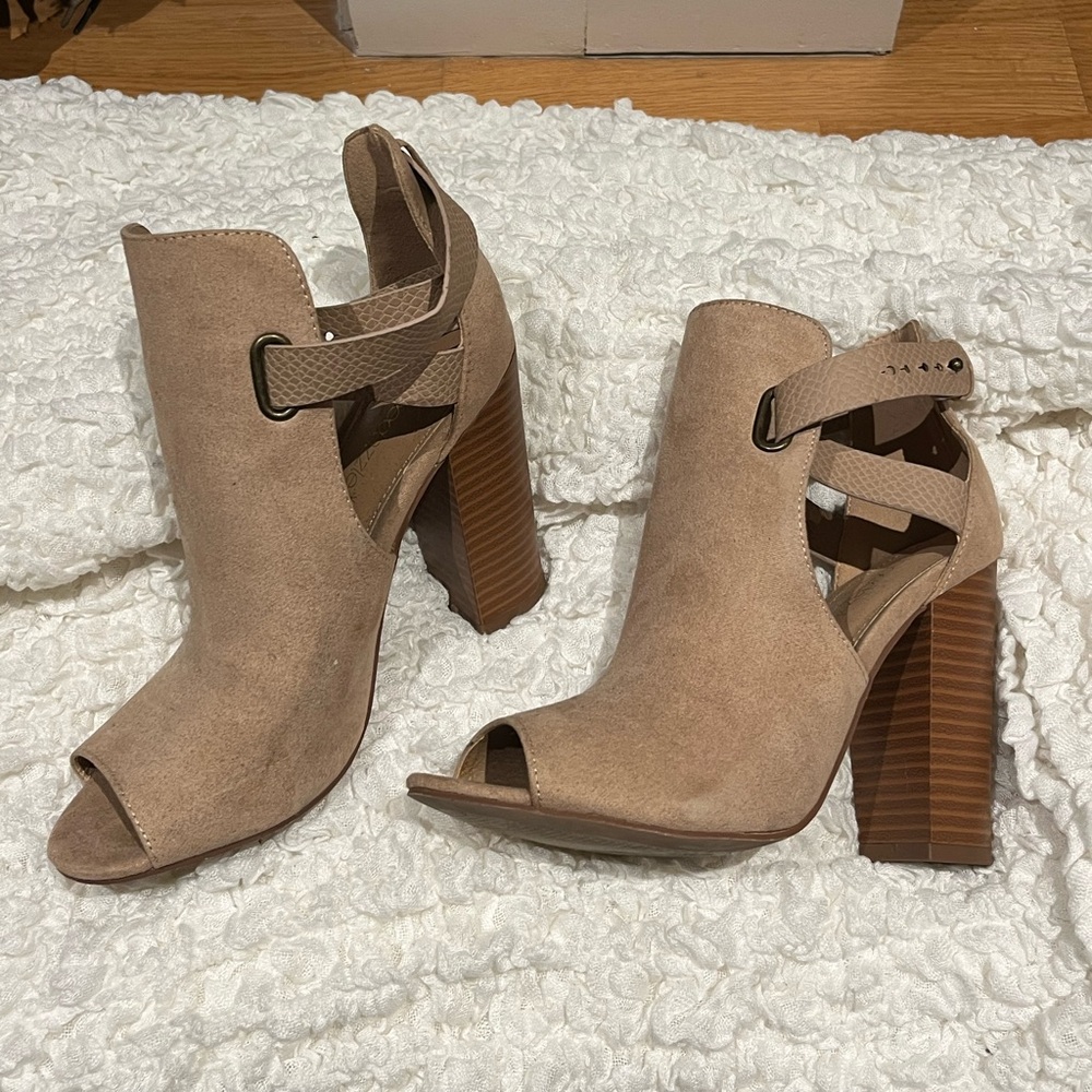 Shoedazzle block heel, open toe, tan, suede, 6